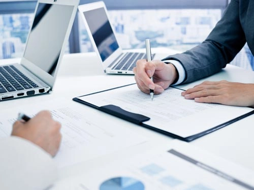 サンプル検査と成形条件の調整